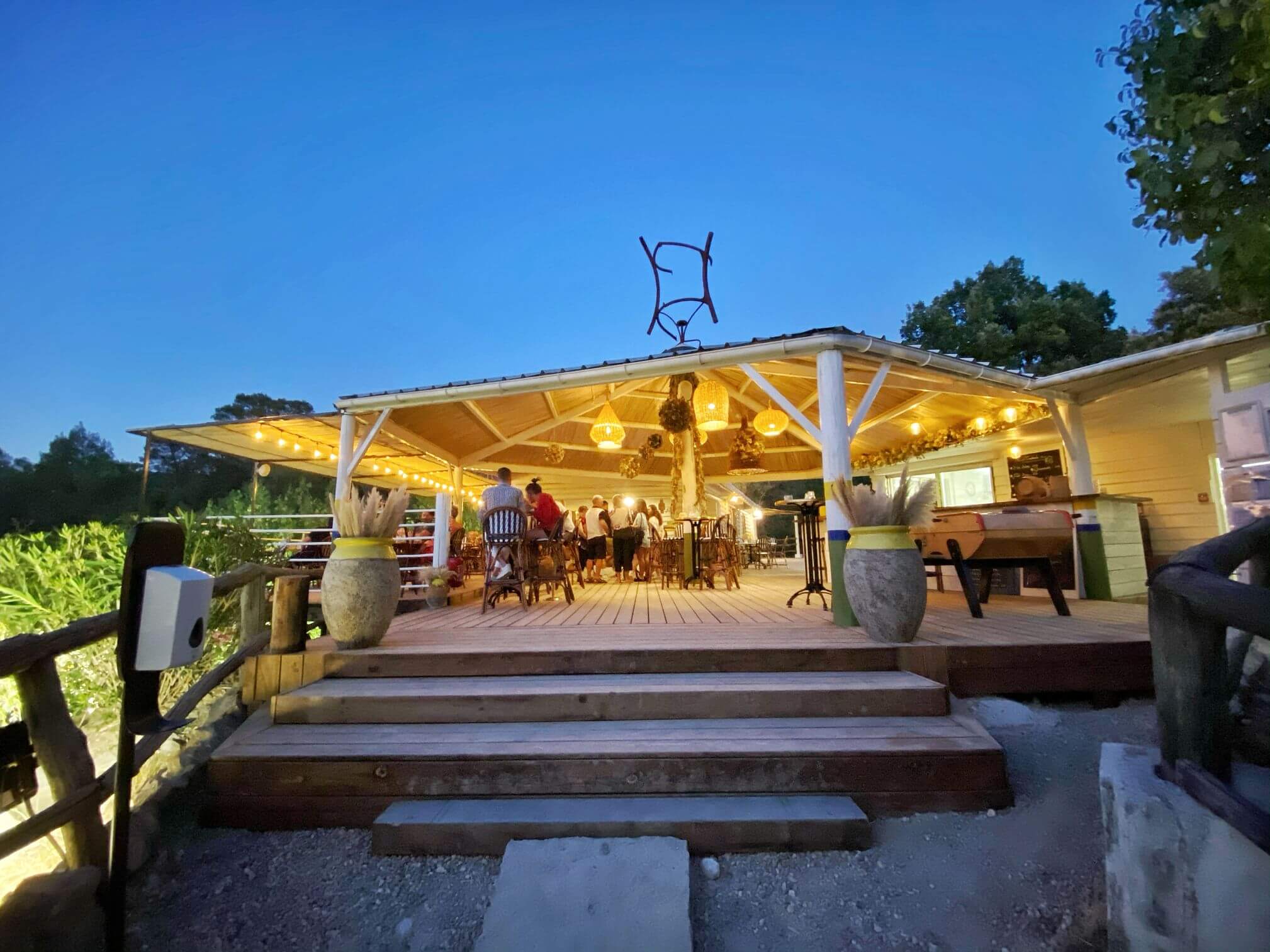 La Guinguette Des Amoureux Un Resto Insolite Avec Vue Sur Lac Et Pic Saint Loup Une Pintade A Montpellier